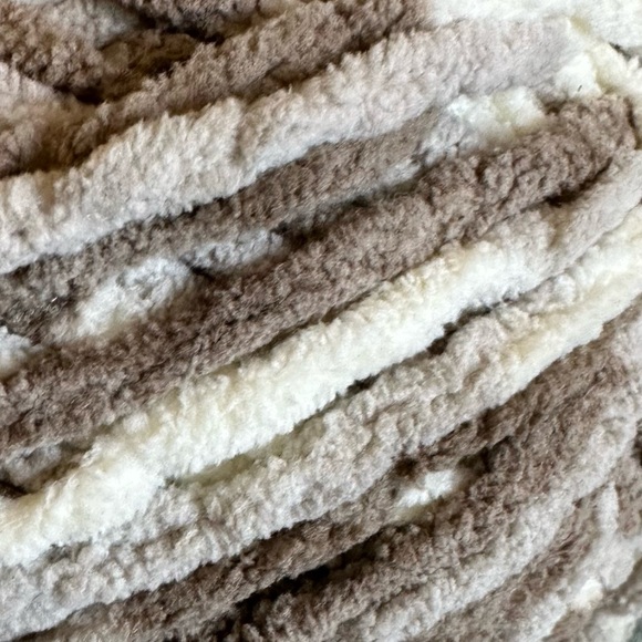 Bernat Baby Blanket Yarn Little Sandcastles Colorway - Picture 4 of 4